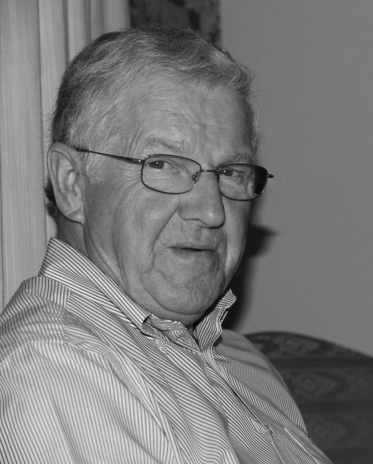 Zwart-witportret van een man met bril