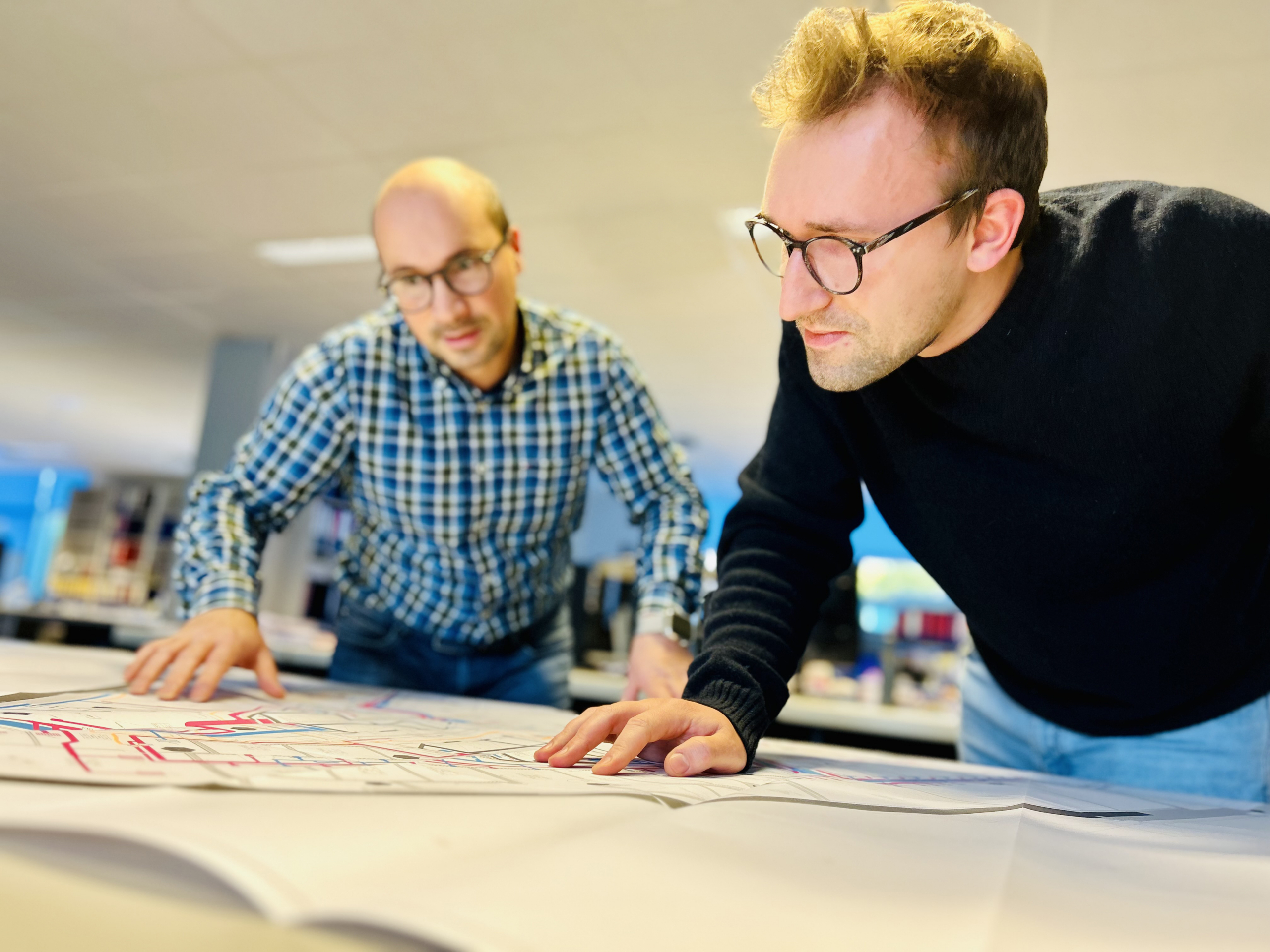 Twee ingenieurs buigen zich over een stabiliteitsplan