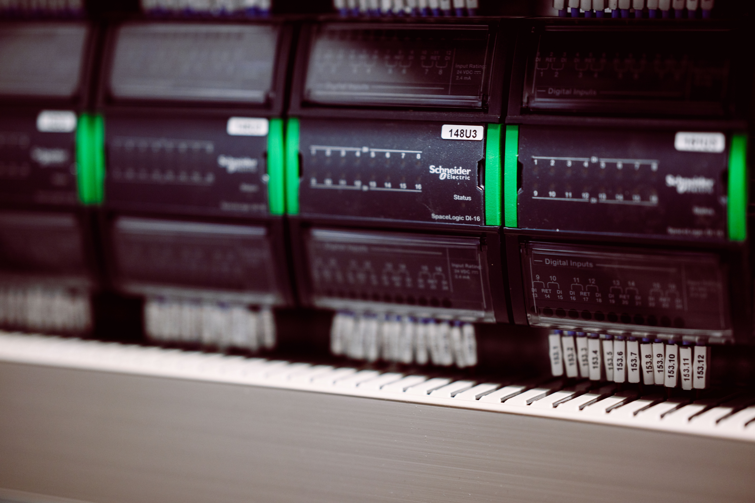 Regelmodules van een gebouwbeheersysteem in een schakelkast