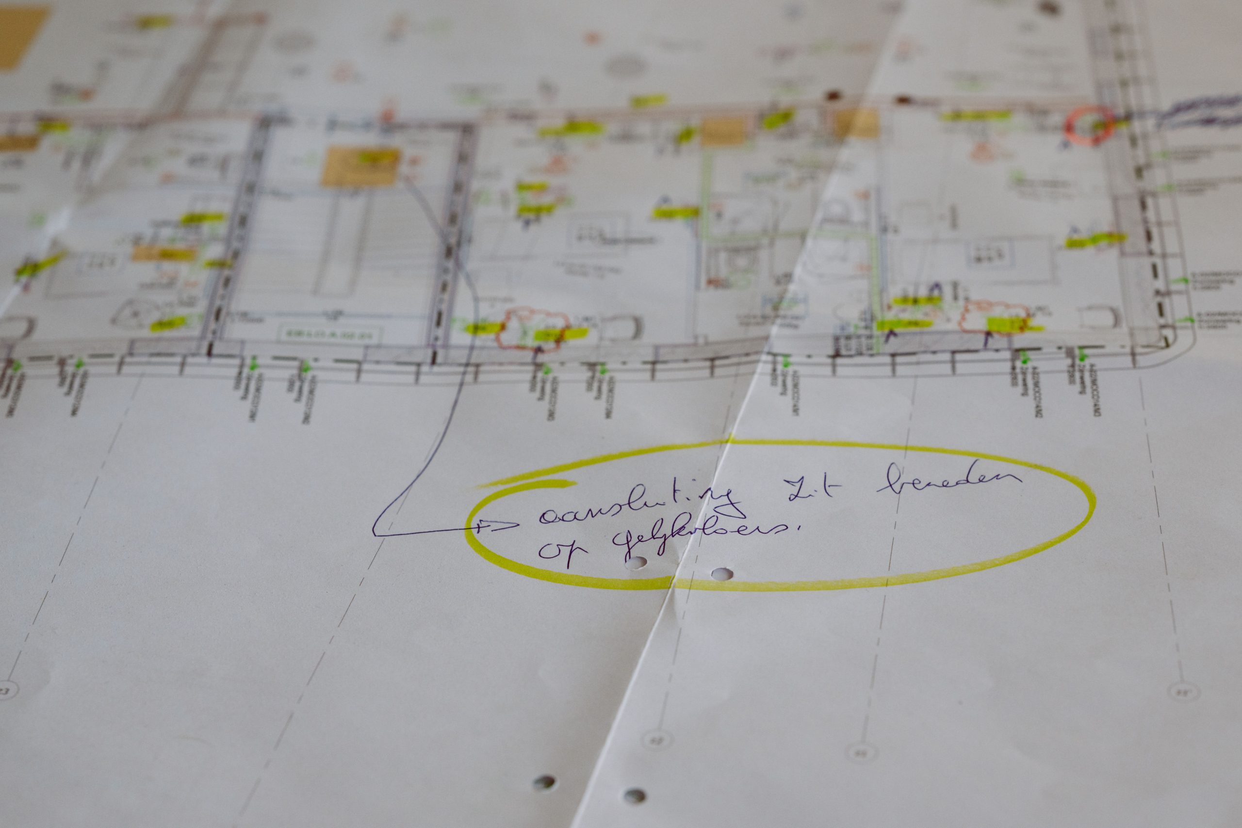 Bouwplan met handgeschreven aantekeningen