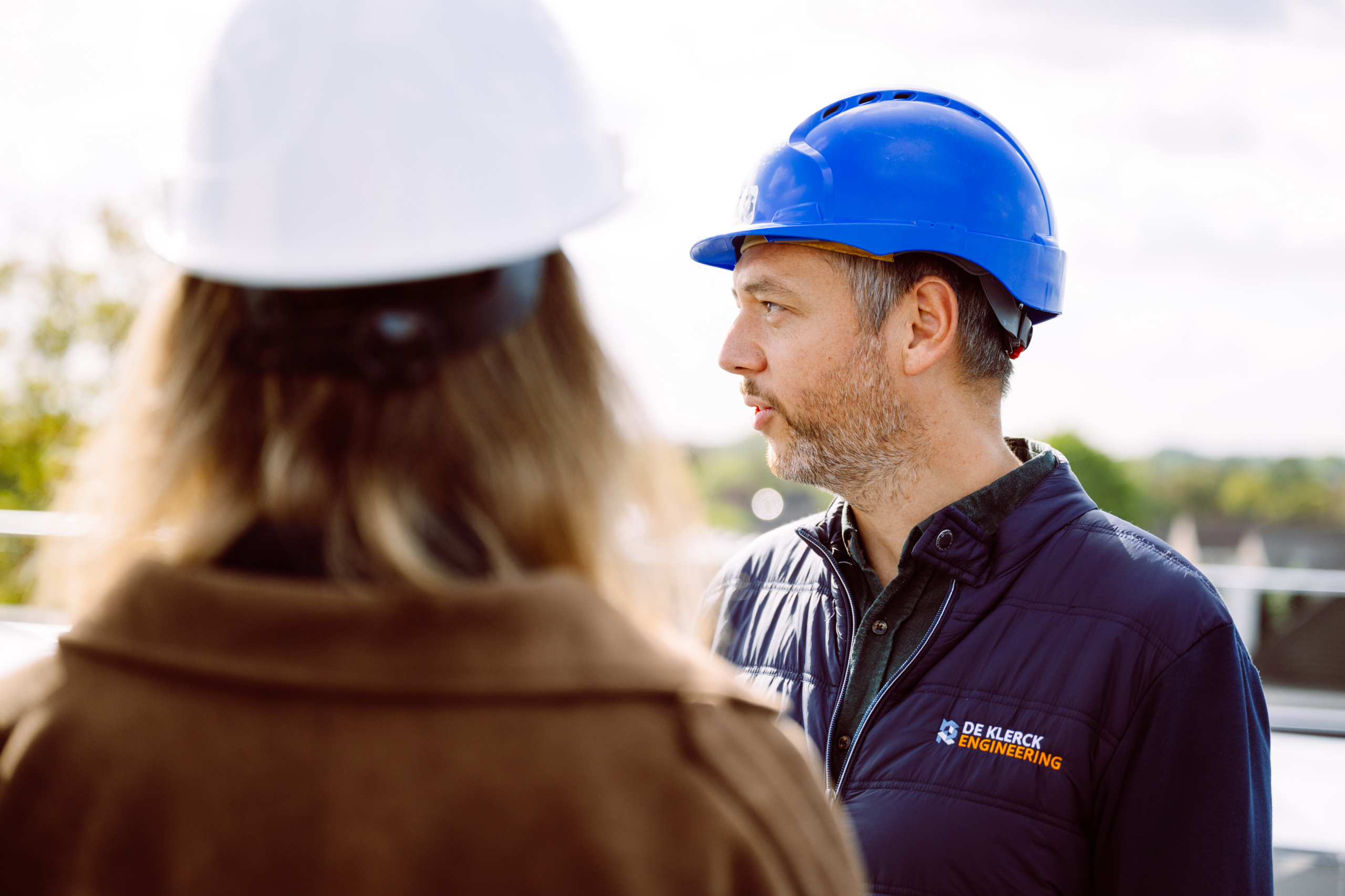 Ingenieur van De Klerck Engineering in gesprek op een dak