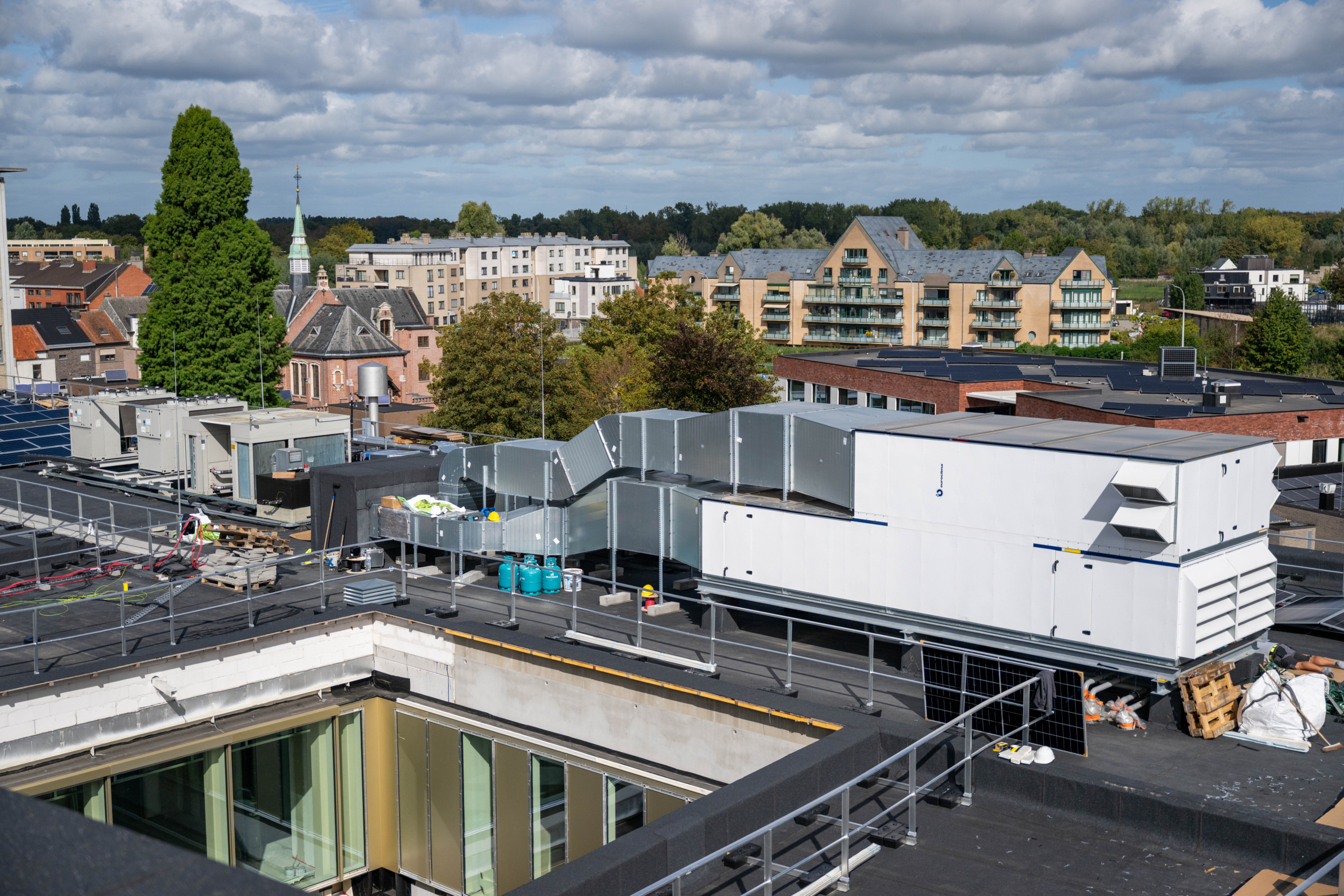 Luchtgroepen op een dak met uitzicht over de stad