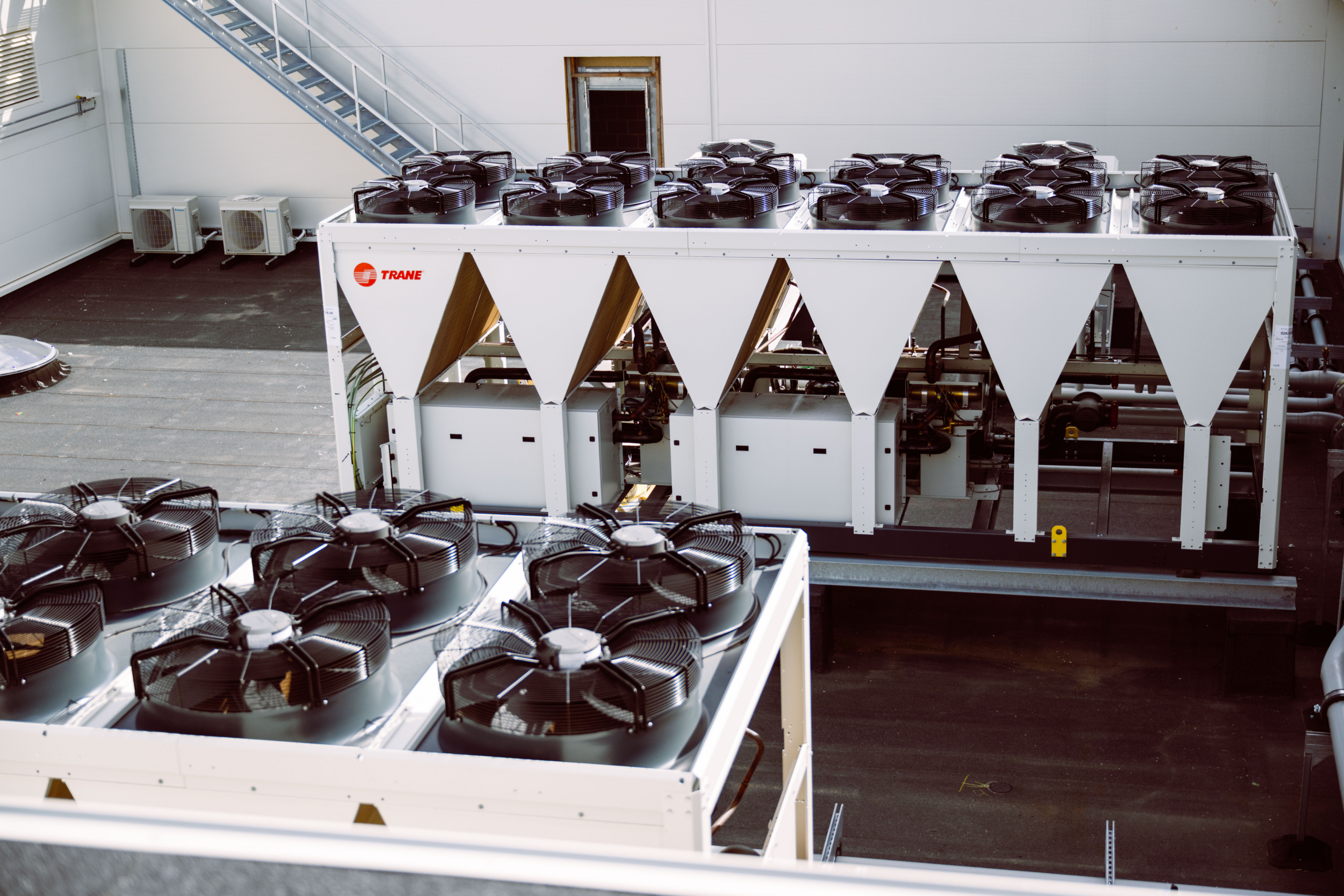 Koelmachines met ventilatoren op een dak